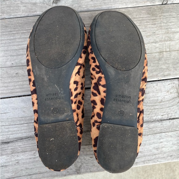 Amazon Essentials , Ruched Leopard Print Suede flat. - Picture 6 of 7